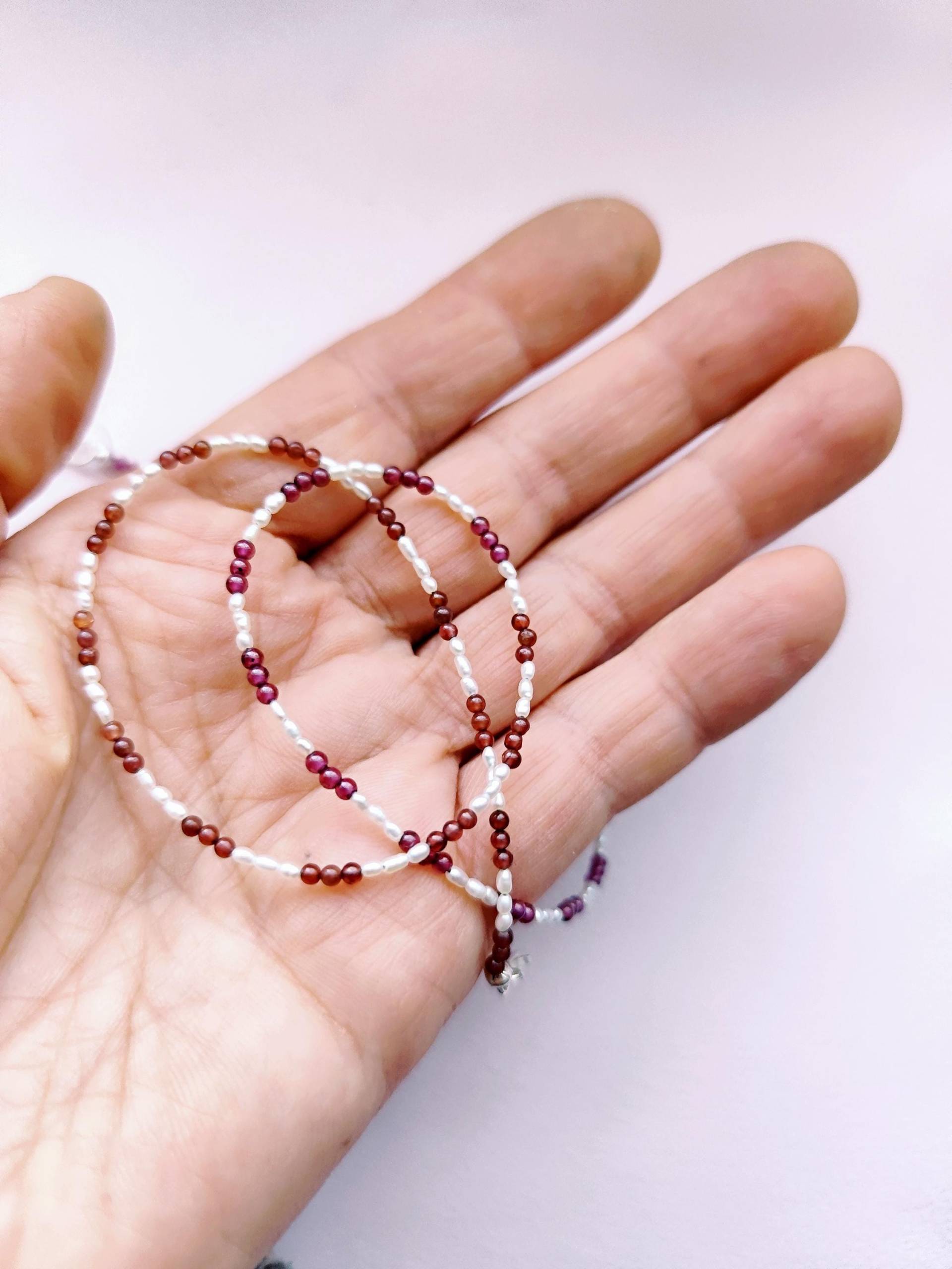 Perlenkette Rot Weiß, Süßwasserperlen, Ganat, Kurze Perlenkette, Dünne Halskette Perlenkette Rot Weiß, Süßwasserperlen, Ganat, Kurze Perlenkette, Dünne Halskette von SchmuckdesignKoehler