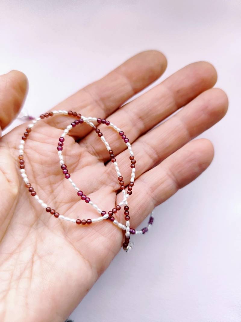 Perlenkette Rot Weiß, Süßwasserperlen, Ganat, Kurze Perlenkette, Dünne Halskette Perlenkette Rot Weiß, Süßwasserperlen, Ganat, Kurze Perlenkette, Dünne Halskette von SchmuckdesignKoehler