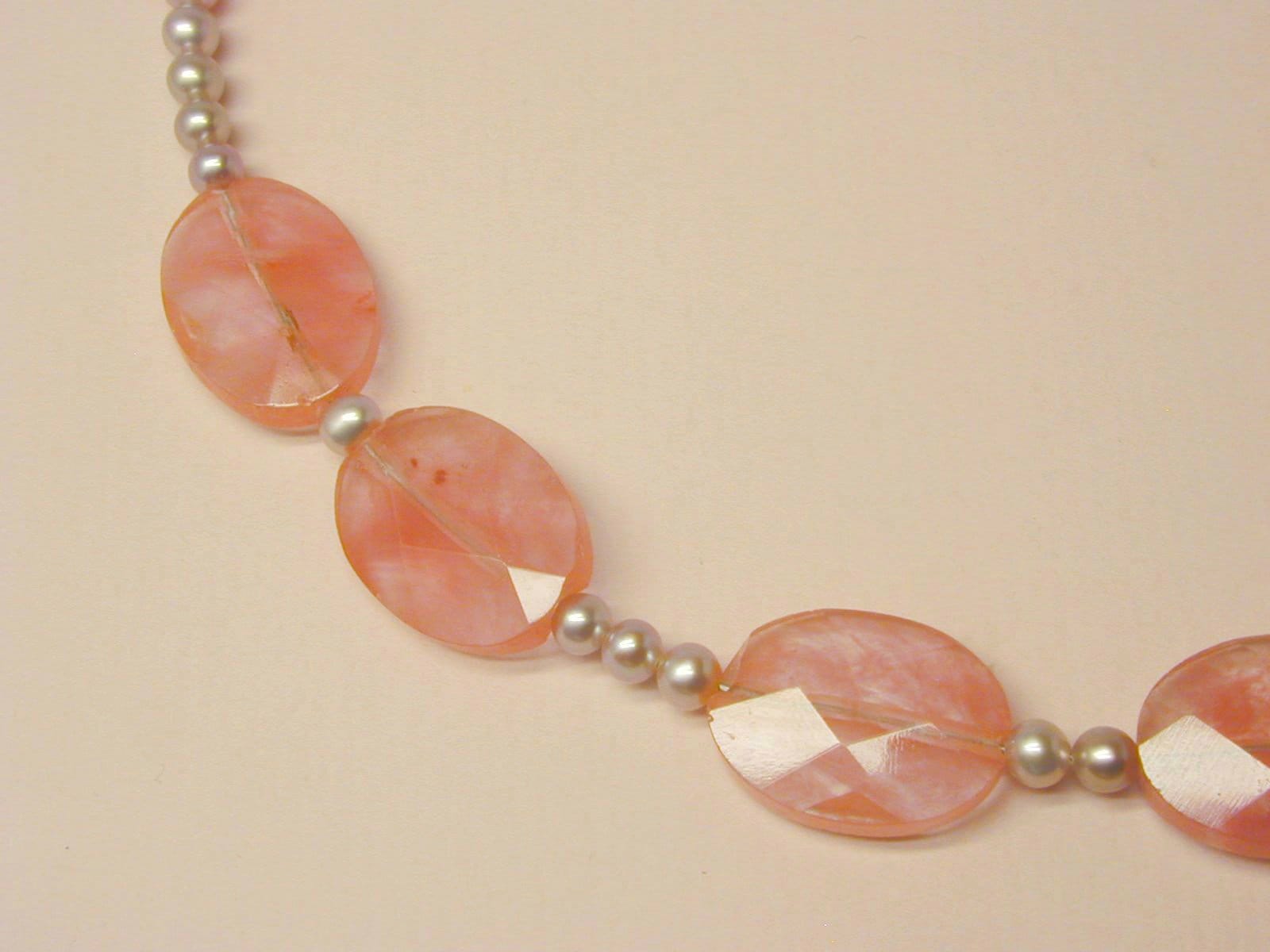 Rosa Halskette Mit Gefärbtem Bergkristall, Süßwasserperlen, Ungewöhnlicher Verschluss in Silber von SchmuckdesignKoehler
