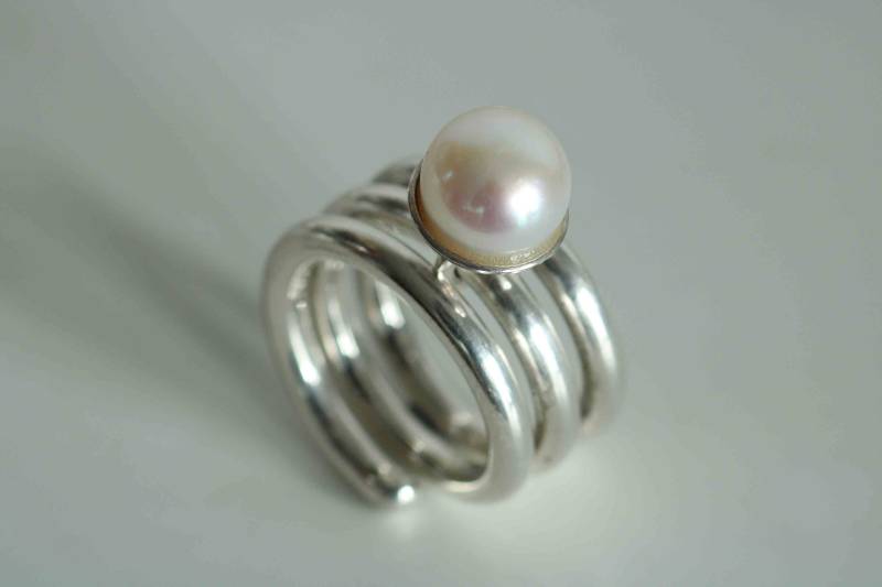 Breiter Basis Silberring Mit Echter Wechselperlenset Von Frank Schwope, Perle Weiß, Solitär-Ring, Anhänger, Halsreif, Grau, Unikat von SchmuckdesignSchwope