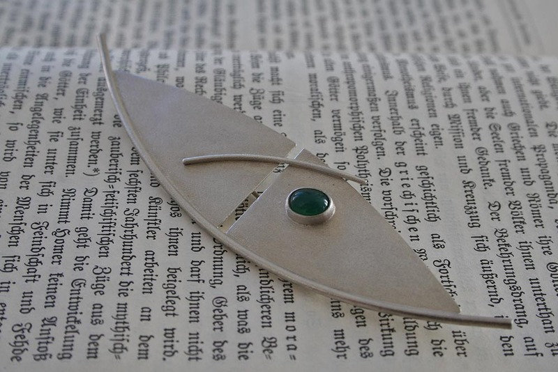 Brosche in 925 Silber Form Eines Segels Mit Ovalen Grünachat Von Frank Schwope, Grün, Brosche, Goldschmiedearbeit, Unikatschmuck, Schmuck von SchmuckdesignSchwope