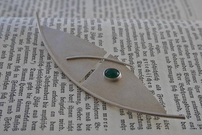 Brosche in 925 Silber Form Eines Segels Mit Ovalen Grünachat Von Frank Schwope, Grün, Brosche, Goldschmiedearbeit, Unikatschmuck, Schmuck von SchmuckdesignSchwope