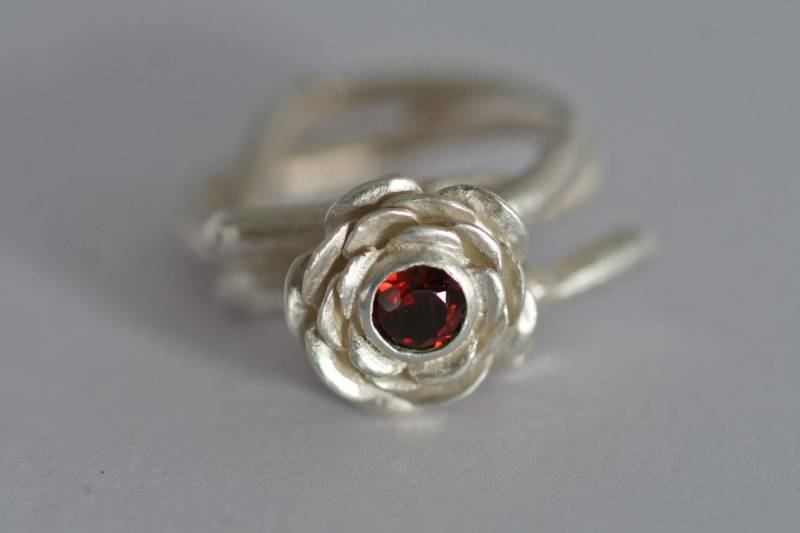 Eleganter Silberring Mit Facettierten Granat Von Frank Schwope von SchmuckdesignSchwope