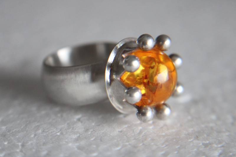 Kronenring Mit Traum Bernsteinkugel in Massiv Silber, Ring, Ring Für Frauen, Unikatschmuck, Schmuckunikat, Goldschmiedehandwerk, Edelstein von SchmuckdesignSchwope