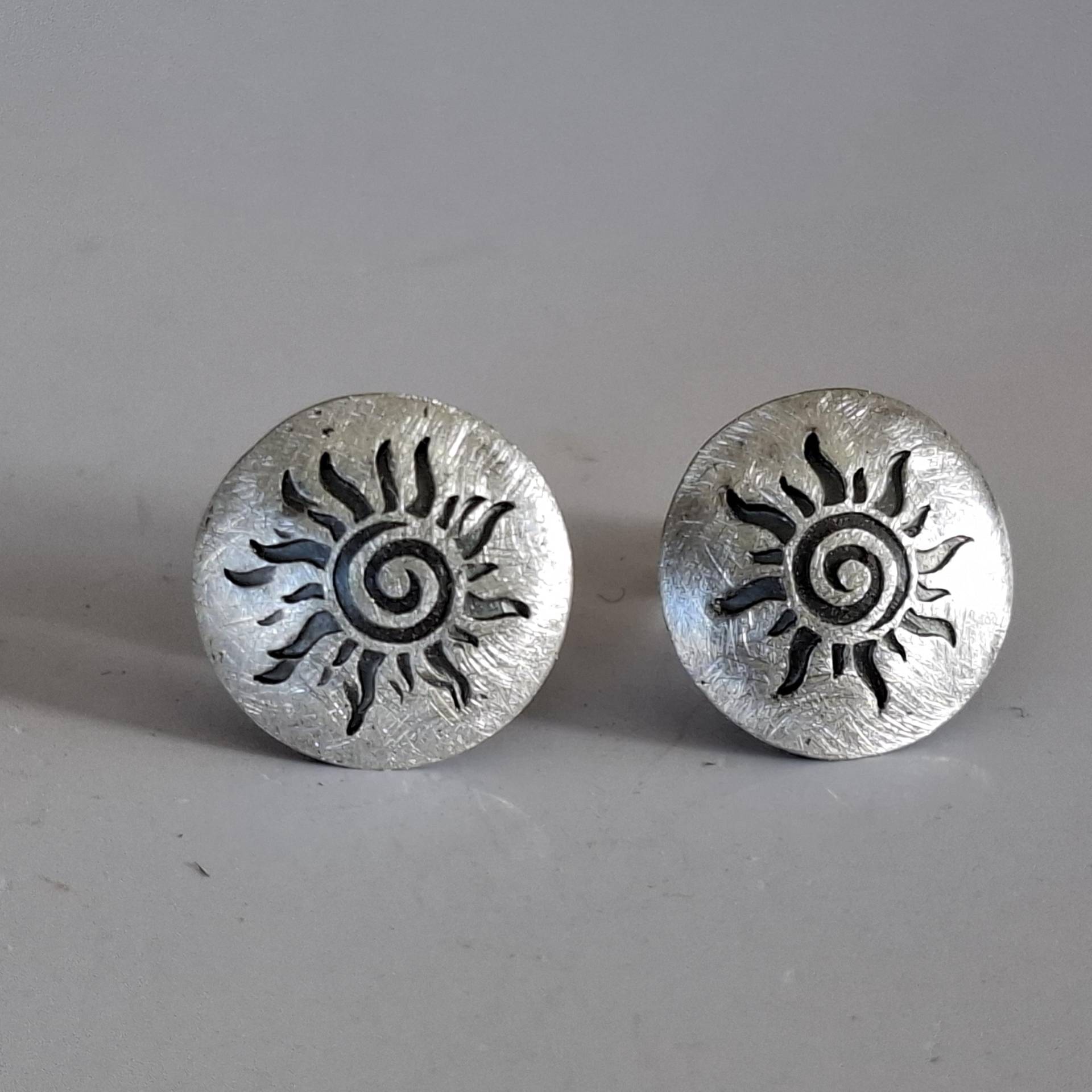 Ohrsteckerpaar in 925 Silber Mit Gepunzter Sonne Von Frank Schwope, Spirale, Sonne, Silber, Ohrringe, Schmuckunikate, Schmuck, Ornament, Ohr von SchmuckdesignSchwope