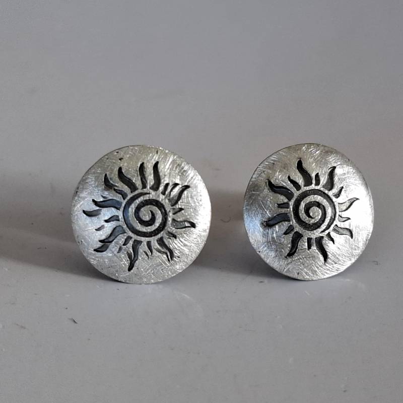 Ohrsteckerpaar in 925 Silber Mit Gepunzter Sonne Von Frank Schwope, Spirale, Sonne, Silber, Ohrringe, Schmuckunikate, Schmuck, Ornament, Ohr von SchmuckdesignSchwope