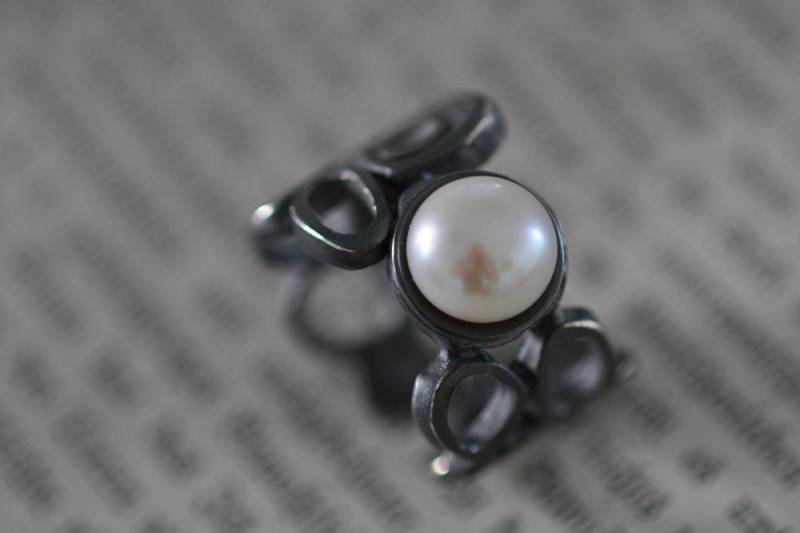 Ornamentring in Massiv Silber Mit Weißer Perle Von Frank Schwope, Weiß, Solitär-Ring von SchmuckdesignSchwope