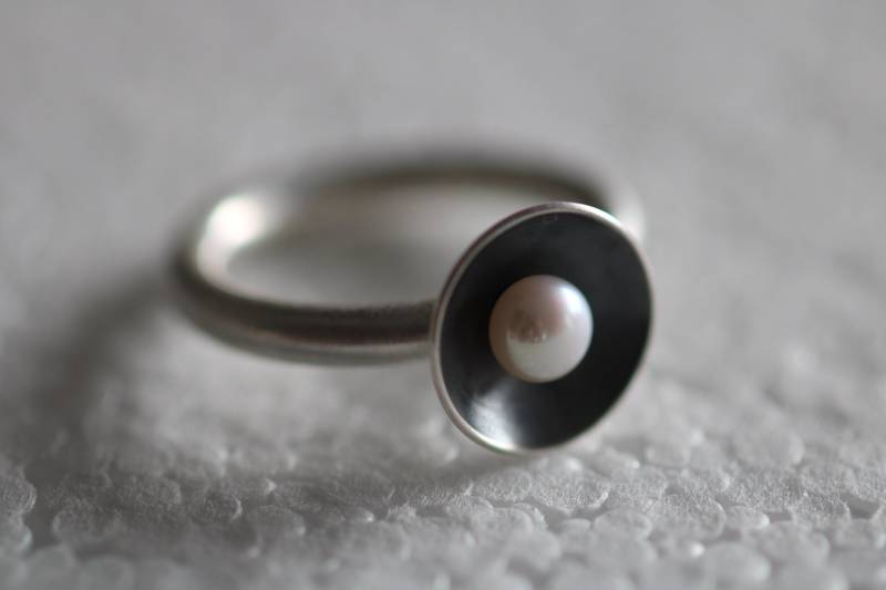 Ring Mit Kleiner Weißen Perle in Massiv Silber 925 Teiloxidiert Von Frank Schwope, Ring, Silber, Unikat, Schmuckstück, Unikatschmuck von SchmuckdesignSchwope
