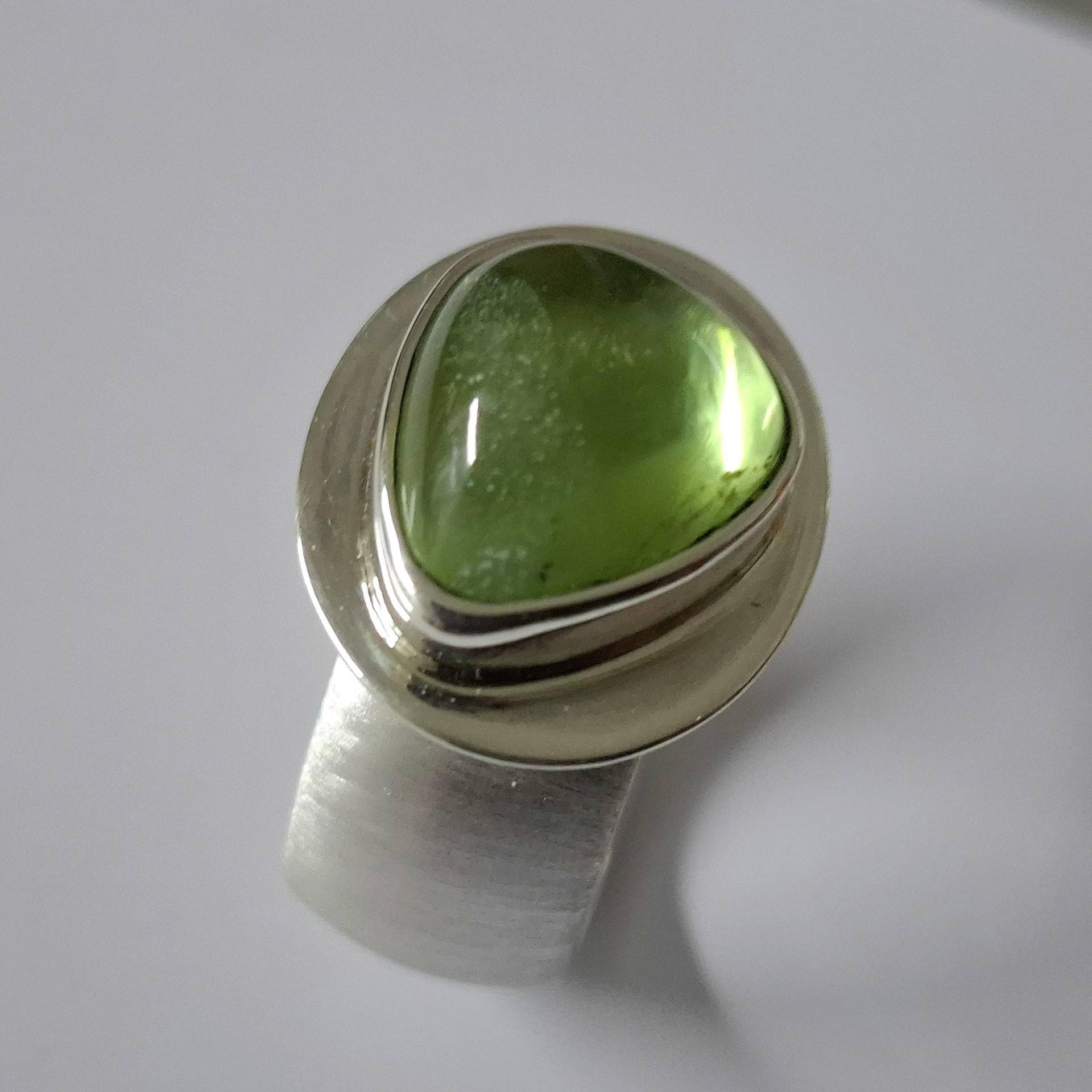 Ring Mit Schönem Großen Peridotcabochon in Silber Von Frank Schwope, Unikat, Schmuckunikate, Peridot Edelstein, Goldschmiedehandwerk, Grün von SchmuckdesignSchwope