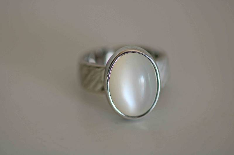 Ring Mit Schönem Mondstein in Sterlingsilber Von Frank Schwope, Mondstein, Oval, Perlmutteffekt, Solitär-Ring, Weiß, Unikatschmuck von SchmuckdesignSchwope