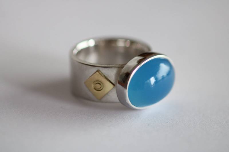 Ring Mit Schönem Ovalem Chalcedon in Sterlingsilber Goldapplikation Von Frank Schwope, Chalcedon, Oval, Solitär-Ring, Goldschmiedearbeit von SchmuckdesignSchwope
