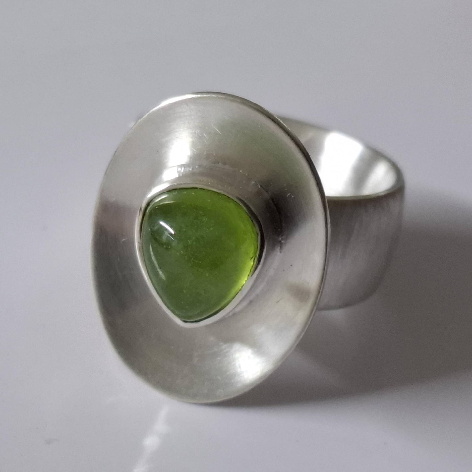Ring Mit Schönen Edlen Peridotcabochon in Silber Von Frank Schwope, Unikat, Schmuckunikate, Peridot Edelstein, Goldschmiedehandwerk, Grün von SchmuckdesignSchwope