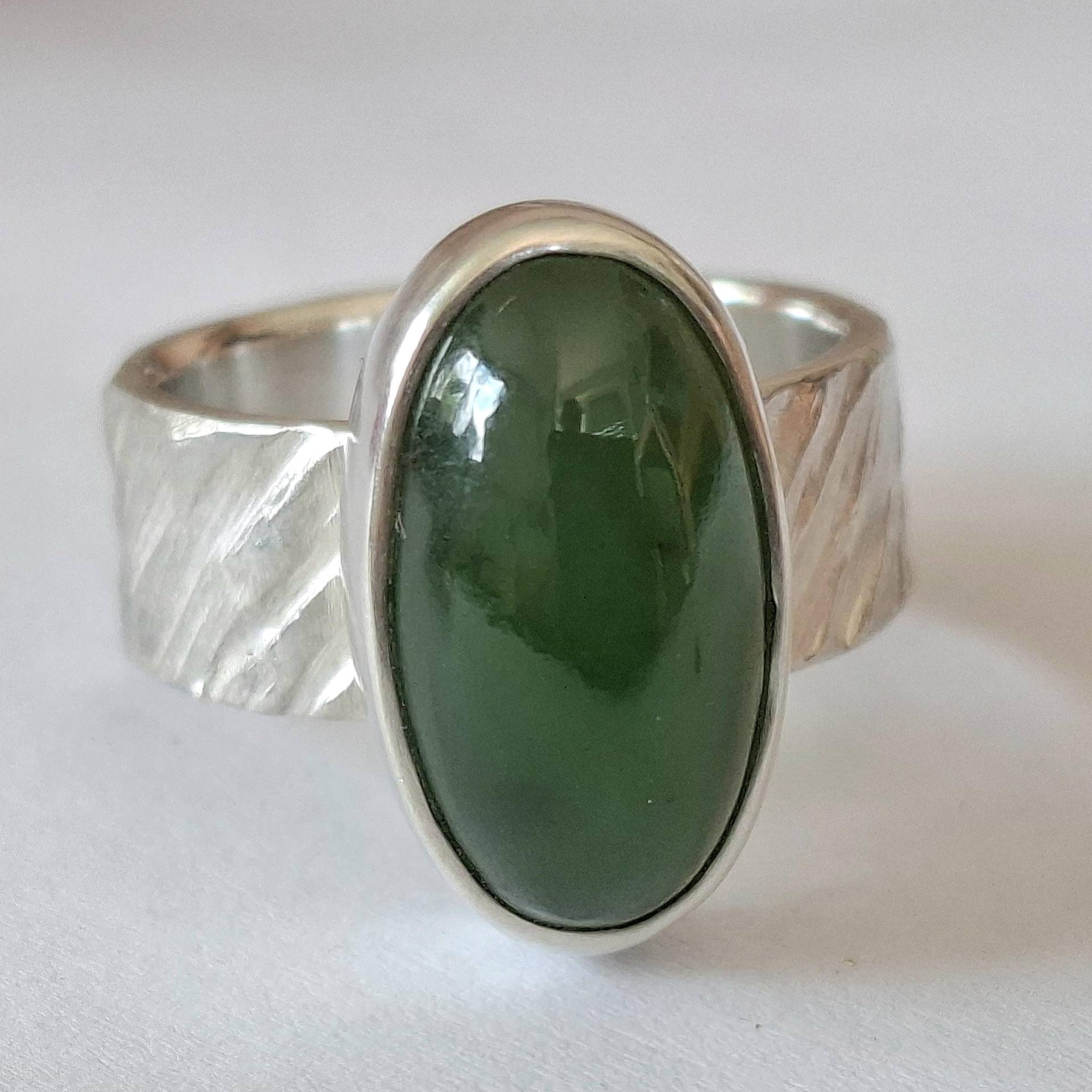 Ring Mit Schönen Ovalen Grünen Jade Cabochon in Sterlingsilber Von Frank Schwope, Moosgrün, Oval, Jade, Solitär-Ring, Grün, Unikatschmuck von SchmuckdesignSchwope