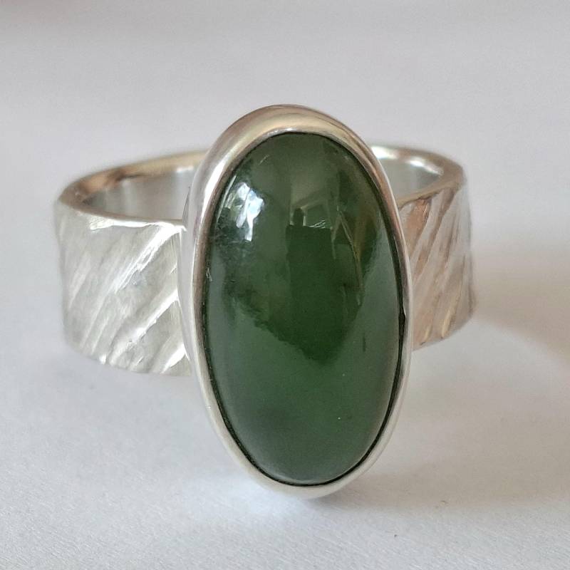 Ring Mit Schönen Ovalen Grünen Jade Cabochon in Sterlingsilber Von Frank Schwope, Moosgrün, Oval, Jade, Solitär-Ring, Grün, Unikatschmuck von SchmuckdesignSchwope