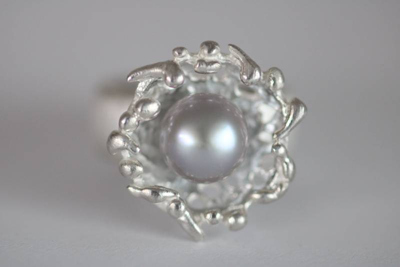 Ring Mit Schöner Grauen Echten Perle in Silber Von Frank Schwope, Grau, Perle, Edelstein, Ring, Silber, Goldschmiedehandwerk, Unikatschmuck von SchmuckdesignSchwope