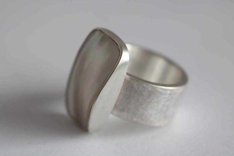 Ring Mit Schöner Weißen Massiven Perlmutteinlage Von Frank Schwope, Perlmutt, Solitär-Ring, Unikatschmuck, Unikat, Goldschmiedearbeit von SchmuckdesignSchwope