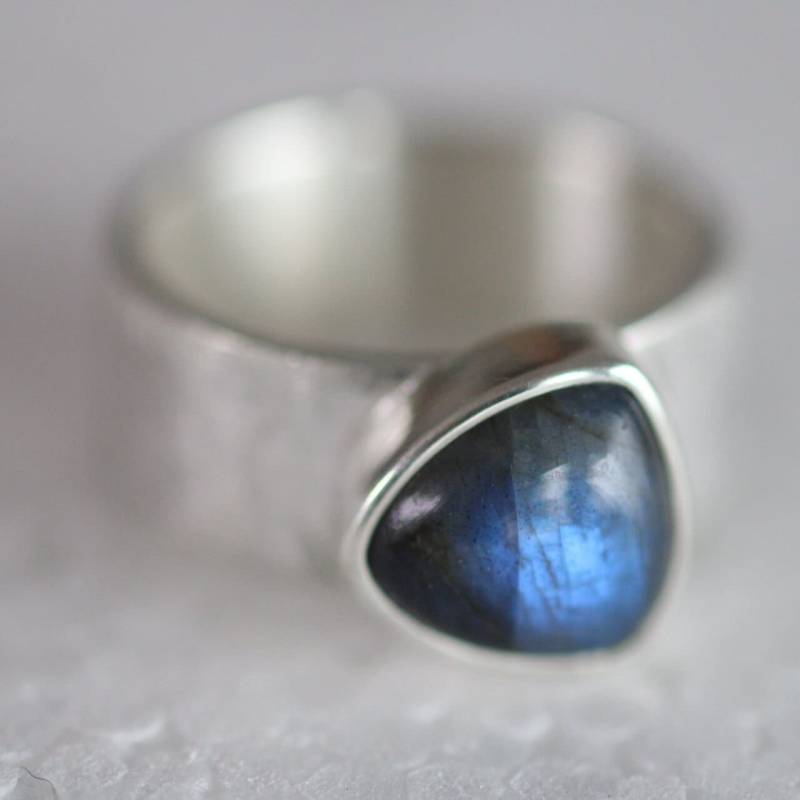 Ring Mit Traum Edelstein Triangel Labradorit Von Frank Schwope Unikatschmuck, Solitär-Ring, Labradorit, Unikat, Goldschmiedearbeit, Blau von SchmuckdesignSchwope