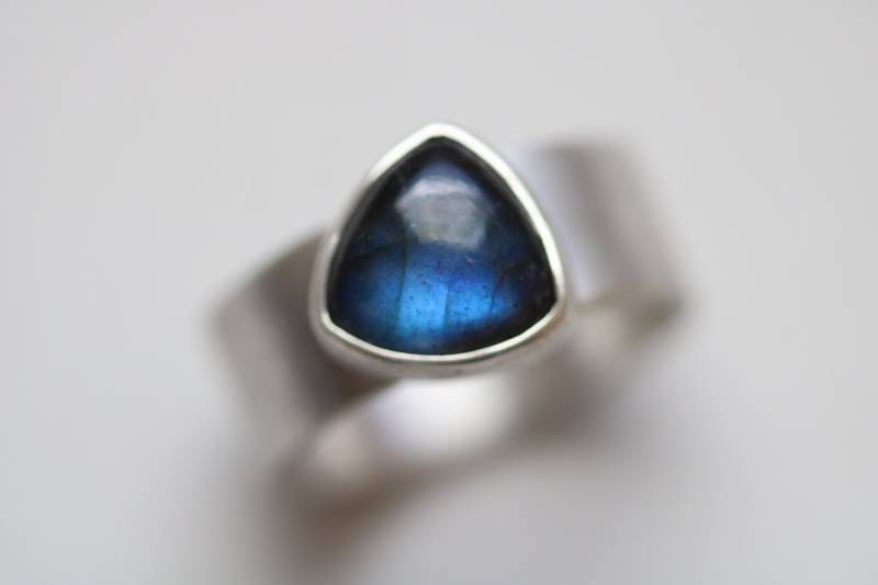 Ring Mit Traum Edelstein Triangel Labradorit Von Frank Schwope Unikatschmuck, Solitär-Ring, Labradorit, Unikat, Goldschmiedearbeit, Blau von SchmuckdesignSchwope