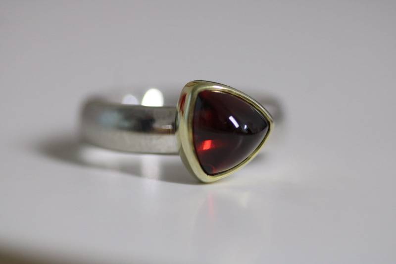 Ring Mit Traum in Gold Gefassten Kirschrotem Granat Von Frank Schwope Unikatschmuck, Solitär-Ring, Granat, Unikat, Goldschmiedearbeit, Rot von SchmuckdesignSchwope