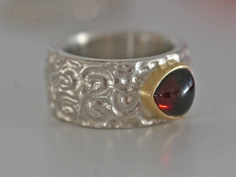 Ring Mit Traum in Gold Gefassten Kirschrotem Granat Von Frank Schwope Unikatschmuck, Solitär-Ring, Granat, Unikat, Goldschmiedearbeit von SchmuckdesignSchwope