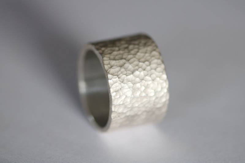 Ring in Massiv Silber 925 Mit Umlaufender Gepunzter Ornamentstruktur Von Frank Schwope, Gepunzt, Breiter Ring, Unikatschmuck, Für Damen von SchmuckdesignSchwope