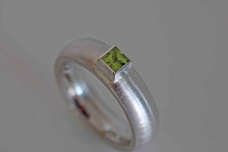 Ring in Massiv Silber Mit Gefassten Facettierten Carree Peridot Von Frank Schwope, Solitär-Ring, Peridot, Grün, Unikatschmuck, Goldschmiede von SchmuckdesignSchwope