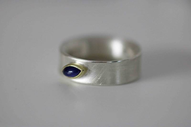 Ring in Massiv Silber Mit Schönem 750 Gold Gefassten Blauen Saphir Von Frank Schwope, Solitär-Ring, Saphir, Blau, Unikatschmuck, Unikat von SchmuckdesignSchwope