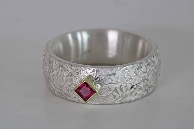Ring in Massiv Silber Mit Schönem 750 Gold Gefassten Facettierten Turmalin Von Frank Schwope, Rot, Turmalin, Pink, Goldschmiede, Unikat von SchmuckdesignSchwope