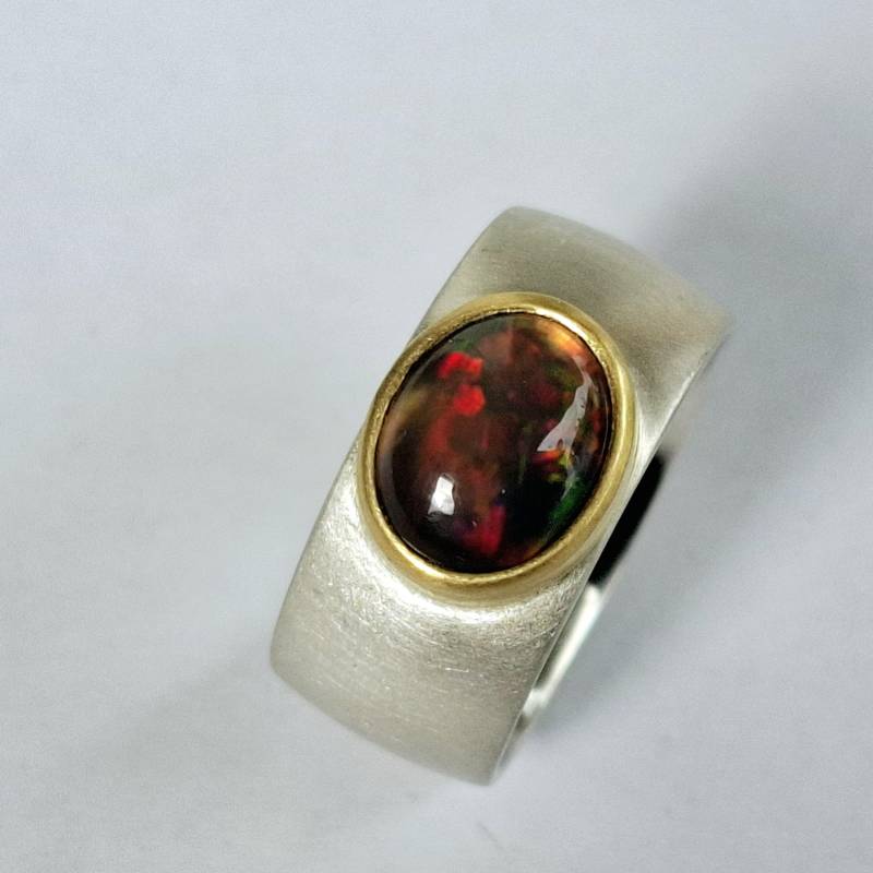 Ring in Massiv Silber Mit Schönen Ovalen Opal Gold Gefasst Von Frank Schwope, Unikatschmuck, Goldschmiedearbeit, Ring, Schwarzopal von SchmuckdesignSchwope