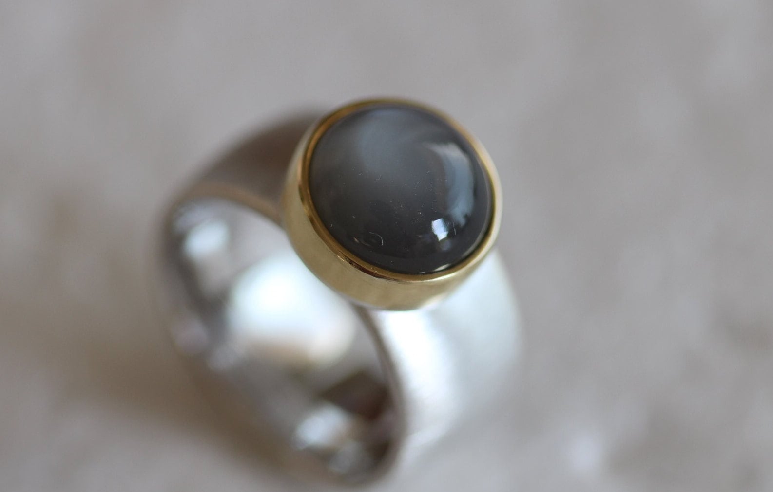 Ring in Massiv Silber Mit Schönen Schimmernden Mondstein Von Frank Schwope, Unikatschmuck, Goldschmiedearbeit, Ring, Schmuck, Grau Ring in Massiv Silber Mit Schönen Schimmernden Mondstein Von Frank Schwope, Unikatschmuck, Goldschmiedearbeit, Ring, Schmuck, Grau von SchmuckdesignSchwope
