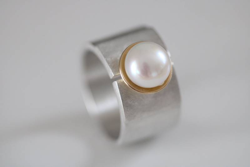 Silberring Mit Edler Perle in Massiven 750 Goldschale Von Frank Schwope, Goldschmiedearbeit, Unikatschmuck, Schmuckunikate, Goldschmiede von SchmuckdesignSchwope
