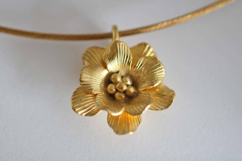 Traum Blütenanhänger in Massiv Silber - 22Kt Goldplattiert Von Frank Schwope von SchmuckdesignSchwope