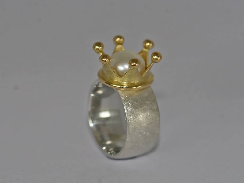 Traum Kronenring Mit Perle in Massiv Silber/Gold Von Frank Schwope von SchmuckdesignSchwope