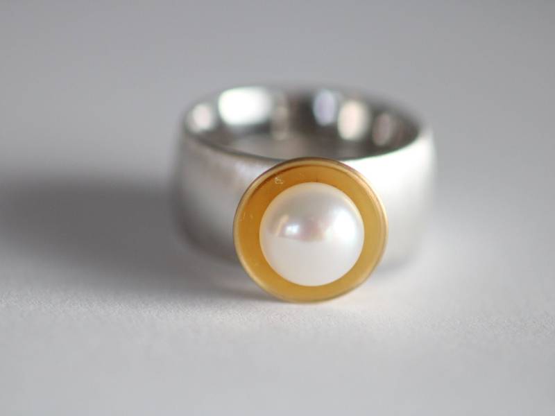 Traum Ring in Massiv Silber Mit Perle 900/22Kt Goldschale Von Frank Schwope, Gold, Silber, Perle, Goldschmiedearbeit, Unikatschmuck, Au von SchmuckdesignSchwope