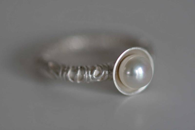 Zarter Silberring Mit Echter Weißen Süßwasserperle Von Frank Schwope, Perle Weiß, Solitär-Ring von SchmuckdesignSchwope