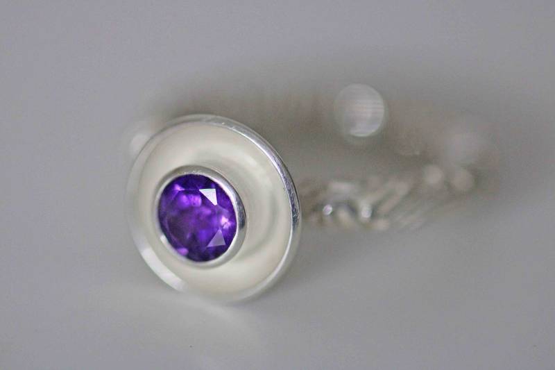 Zarter Silberring Mit Facettierten Amethyst in Silberschale Montiert Von Frank Schwope, Lila, Amethyst, Unikatschmuck, Unikat, Solitär-Ring von SchmuckdesignSchwope