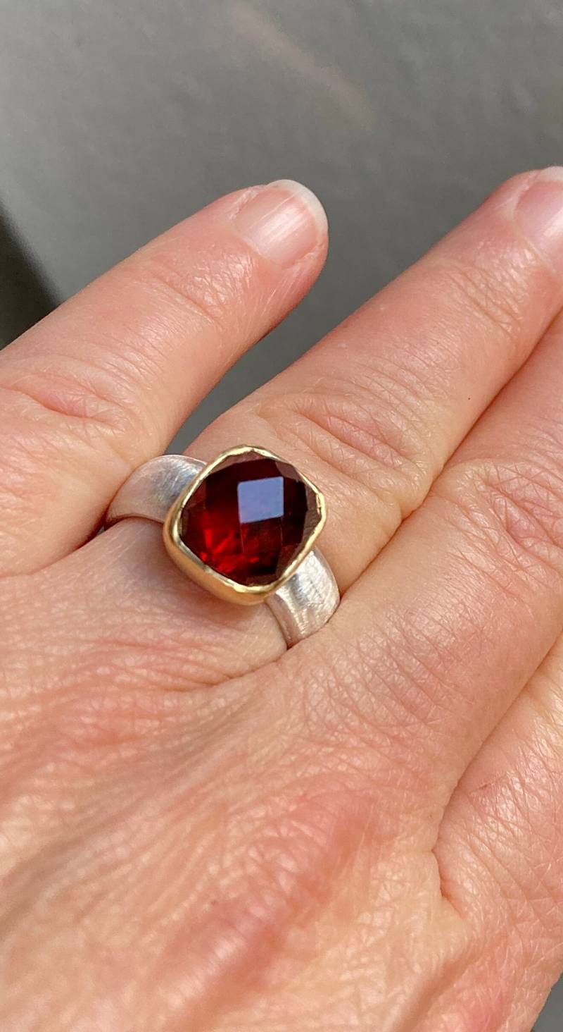 Granatring - Goldfassung Ausgefallener Schliff Und Form Rechteckt Größe 55 Fantasie Tiefroter Granat Hingucker Zum Verlieben von SchmuckeleiAM