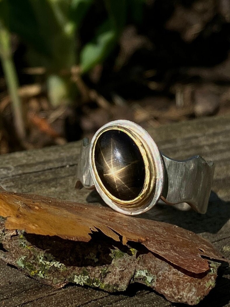 Sternsaphirring - Goldfassung Schwarzer Sternsaphir Silberring Größe 61 von SchmuckeleiAM