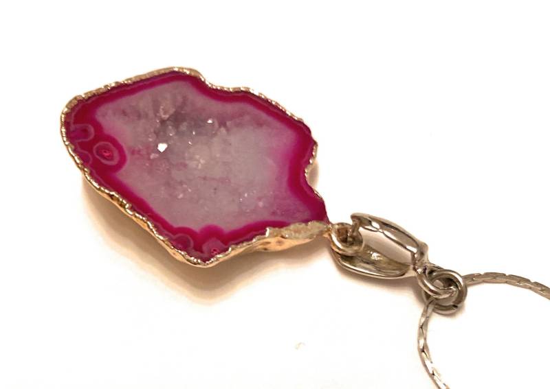 Achatdruze Galvanisch Versilbert An Einer Versilberten Kette, Dieser Edelstein Ist Schon Tausende Von Jahren Alt, Sehr Kraftvoll, Weihnachten von Schmuckenergien