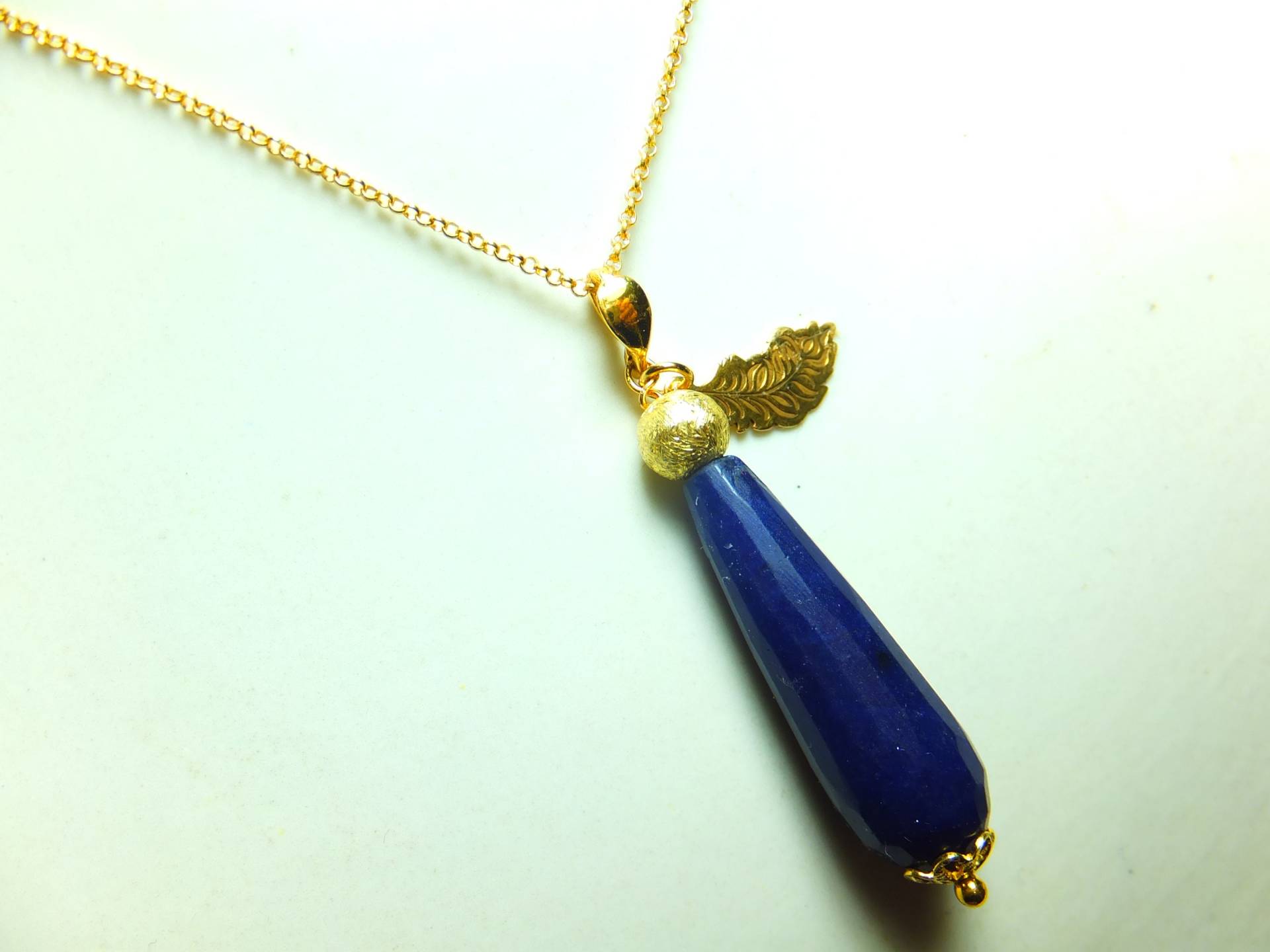 Dunkelblaue Saphirkette Mit 14K Goldkette Und Goldelementen, Halskette, Anhänger, Edelsteinkette von Schmuckenergien