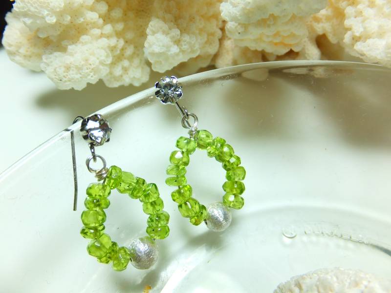 Edle Peridot, Ohrringe, Creolen, Edelsteinohrringe, Handarbeit von Schmuckenergien