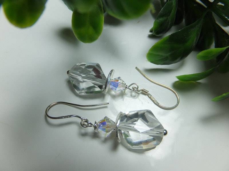 Facettierte Ohrringe, Edelkristall, Swarovski Element, Ohrhänger, Schlicht, Handarbeit von Schmuckenergien