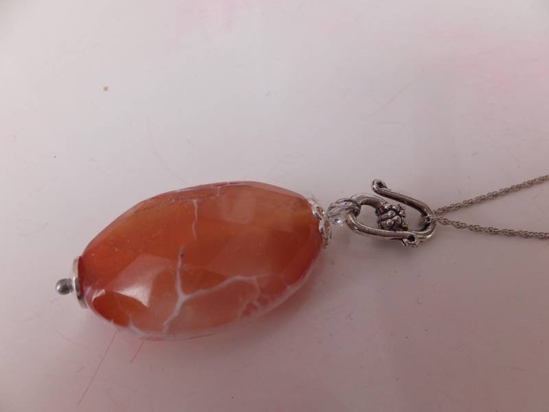 Feuerachat, Facettierter Edelstein, Mit Silbernen Perlkappen, An Einer Kurzen Kette von Schmuckenergien