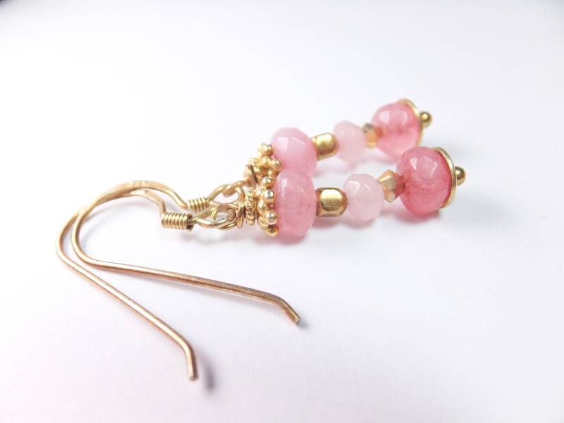 Goldene 14K . Rhodochrosit Ohrringe Mit 14Kgoldelementen Und Brisuren, Ohrhänger, Edelsteine, Zarte Ohrringemit Perlen, 1Aaa Qualität von Schmuckenergien