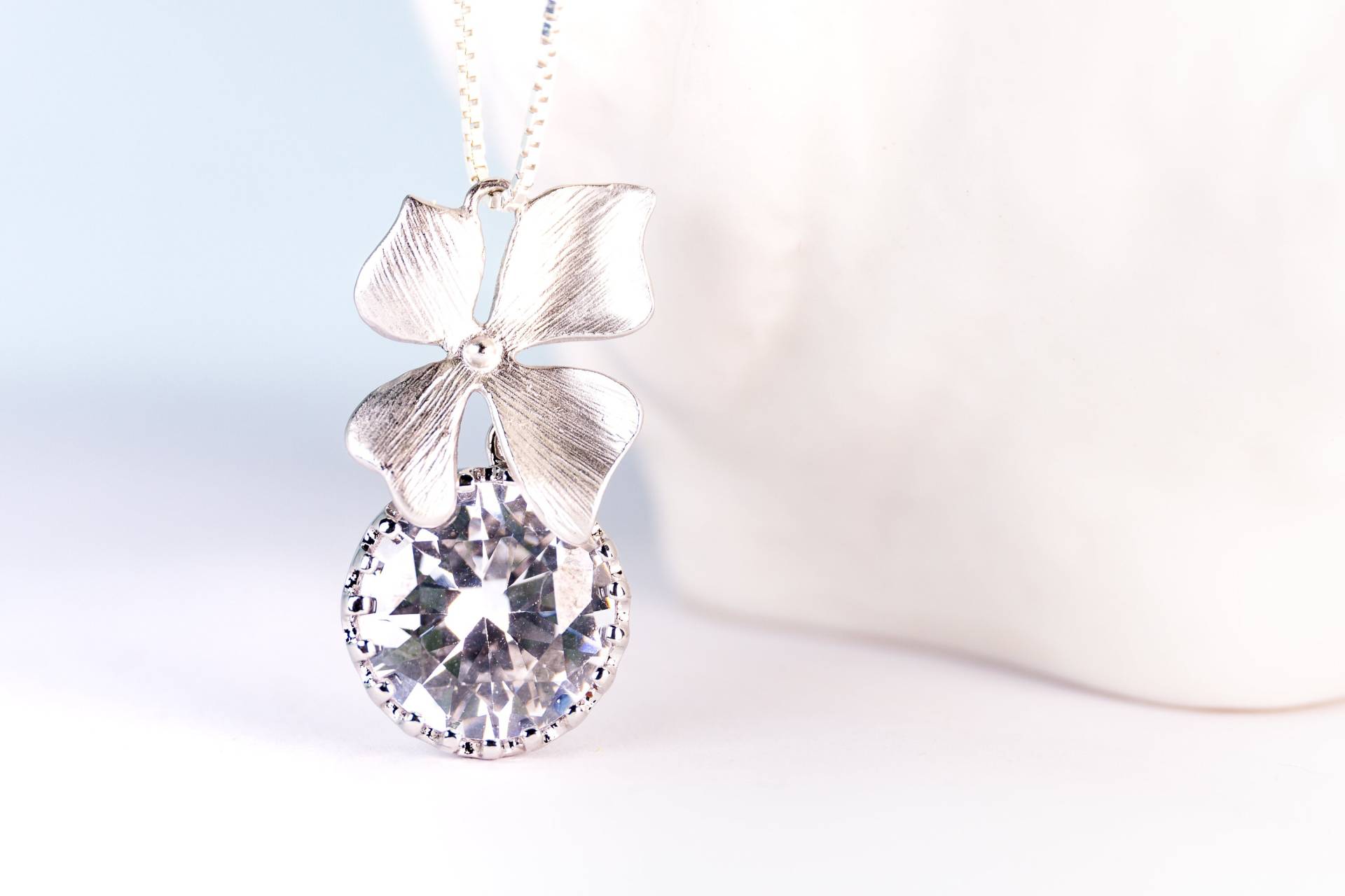 Großer Zirkon in Sterling Silber Einfassung Und 925 Er Kette Mit Matt Silbernen Blume, Halskette, Charm, Anhänger, Sale von Schmuckenergien