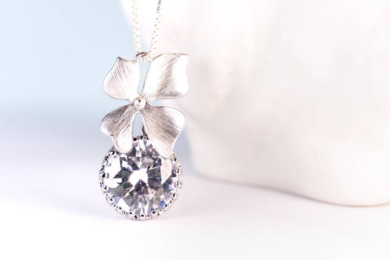 Großer Zirkon in Sterling Silber Einfassung Und 925 Er Kette Mit Matt Silbernen Blume, Halskette, Charm, Anhänger, Sale von Schmuckenergien