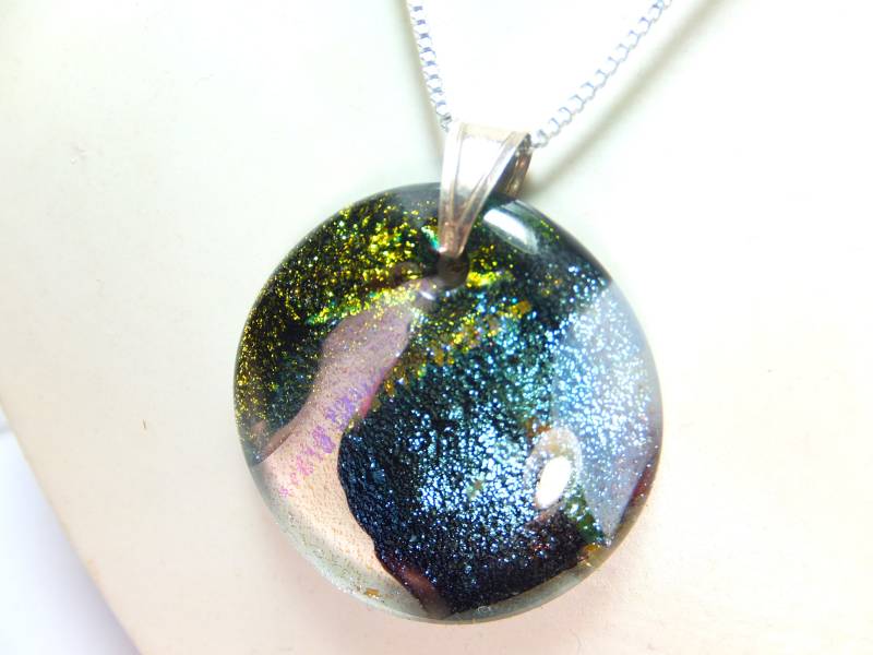 Handgegossenes Großes Amulett An Einer Langen Versilberten Kette, Wunderschöne Farbkombination in Grün, Anhänger, Halskette von Schmuckenergien