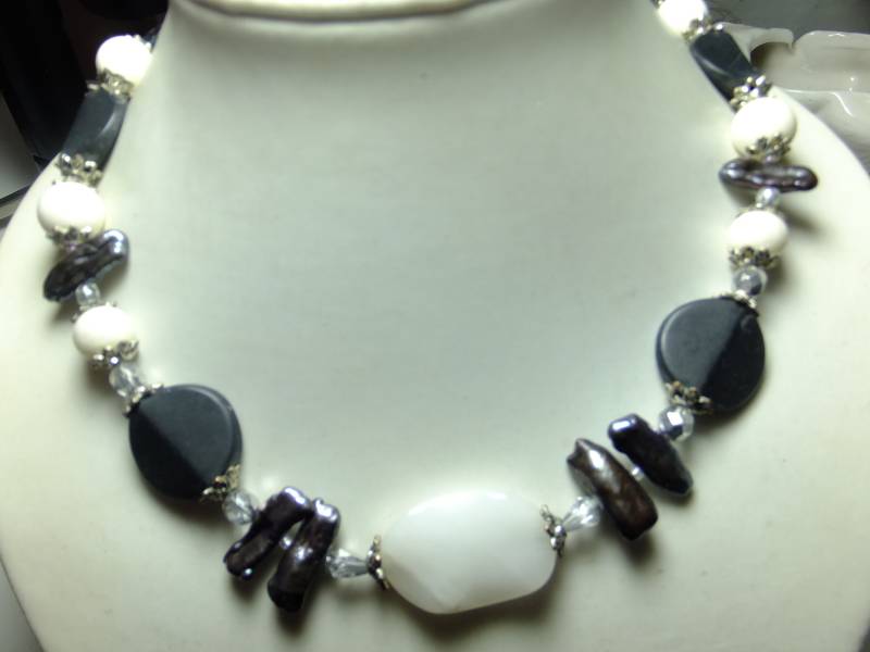 Kette, Onyx, Biwa, Collier, Edelsteinkette Schwarz Weiß, Exclusive Wertvolle Perlen, Unikat von Schmuckenergien