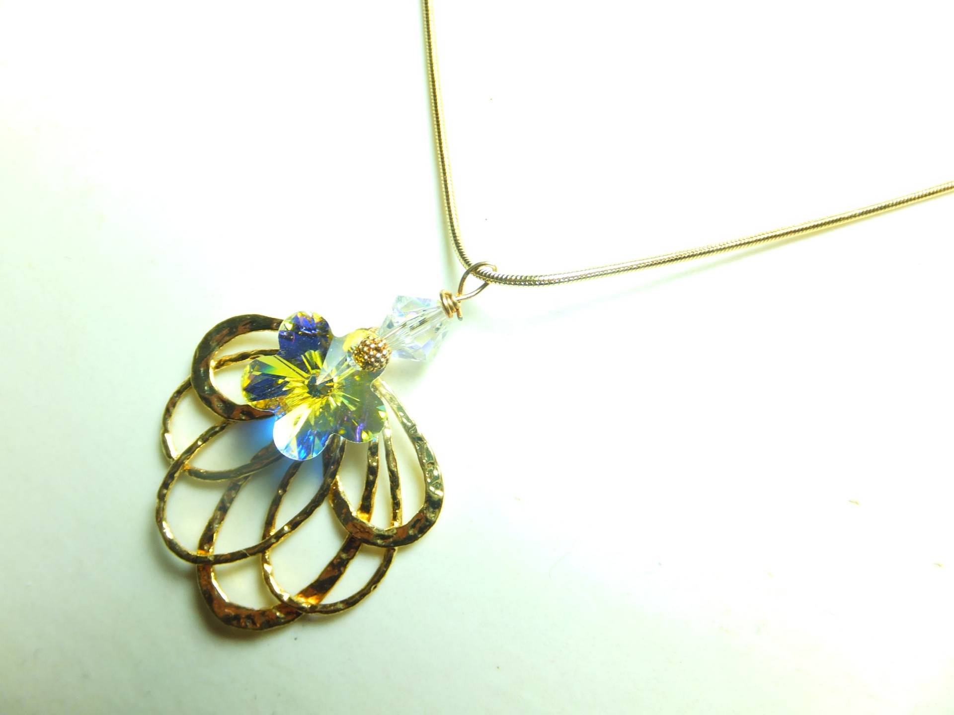 Kette Mit Ornament Und Vergoldete Wertvollem Kristall, Edelsteinkette, Handarbeit von Schmuckenergien