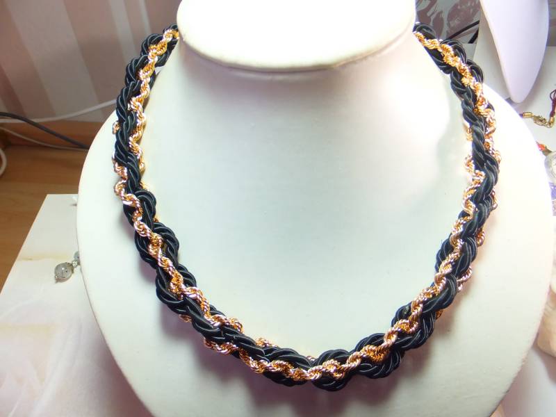 Kordelkette, Sehr Modern, Halskette, Schwarz Gold, Doppelkette von Schmuckenergien